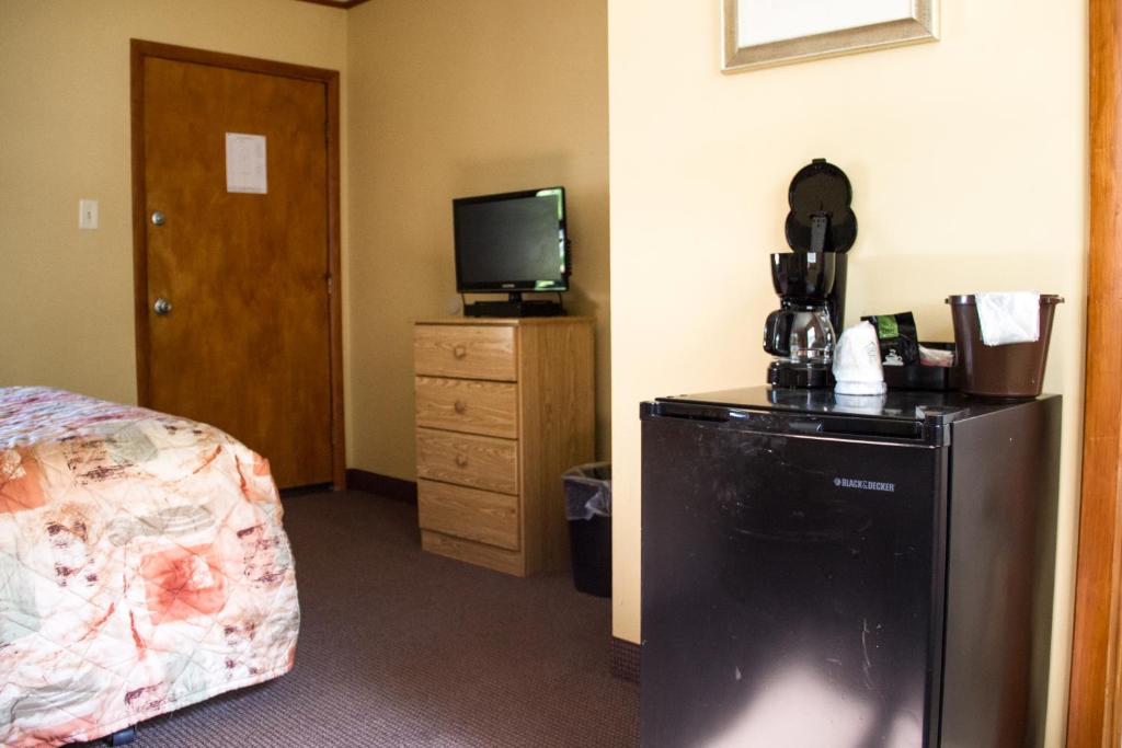 TV a/nebo společenská místnost v ubytování Fran Cove Motel