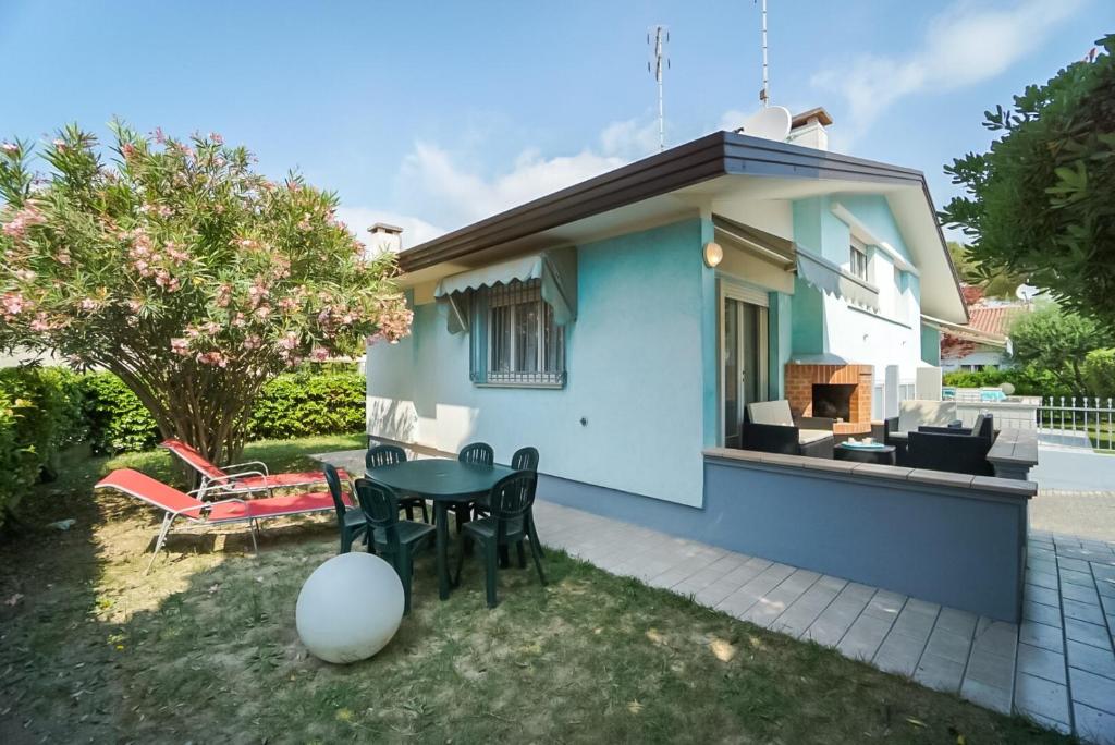 a small house with a table and chairs at Villa Polluce in Bibione