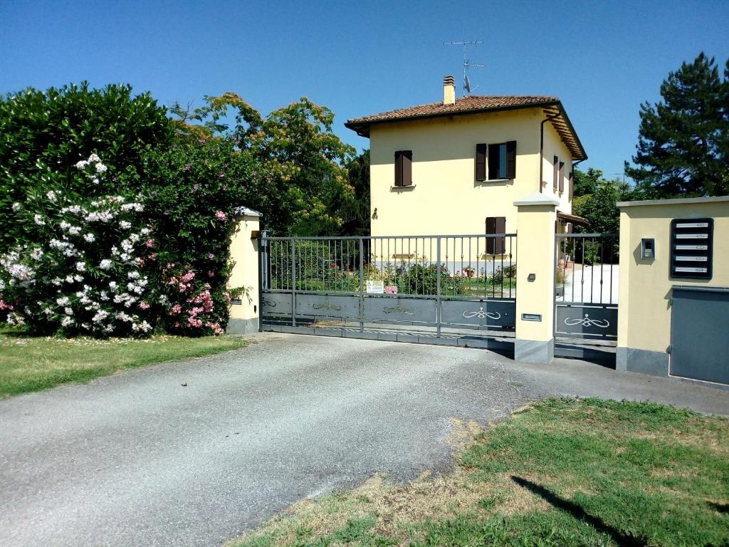 una casa con puerta y entrada en Residenza Gavioli Via Angelelli - Parco Navile, en Castel Maggiore