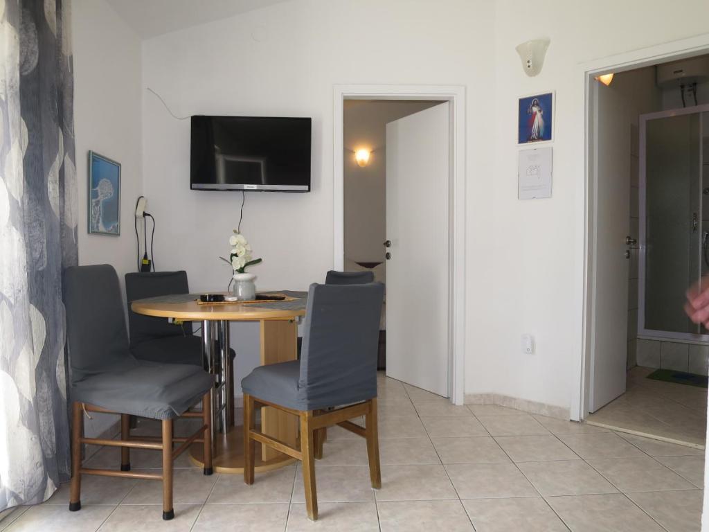 Televízia a/alebo spoločenská miestnosť v ubytovaní Apartments Milica
