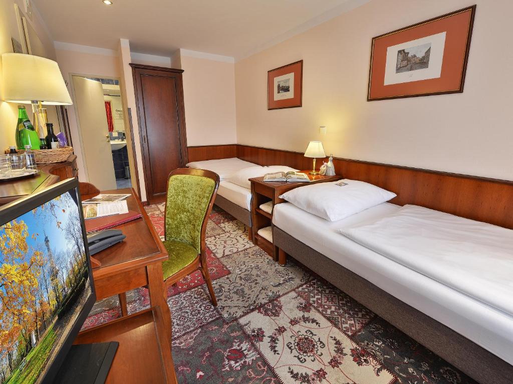 Postel nebo postele na pokoji v ubytování EA Hotel Jeleni Dvur Prague Castle