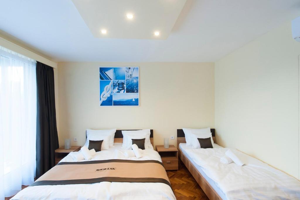 Posteľ alebo postele v izbe v ubytovaní Bier-Lak Apartman House 71