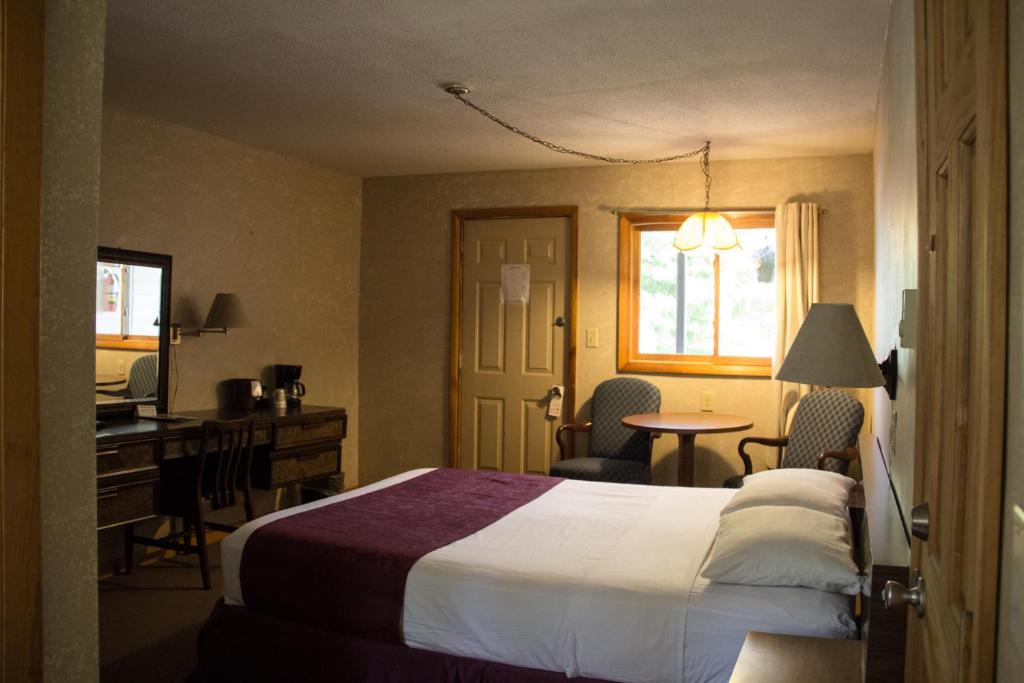 Postel nebo postele na pokoji v ubytování Fran Cove Motel