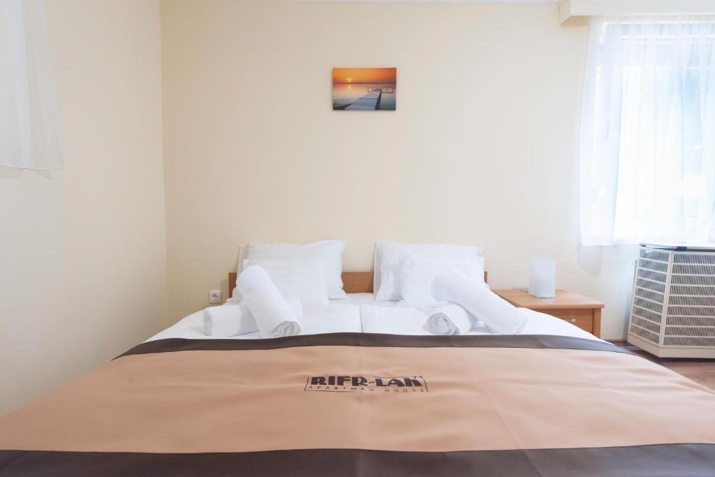 Posteľ alebo postele v izbe v ubytovaní Bier-Lak Apartman House 71