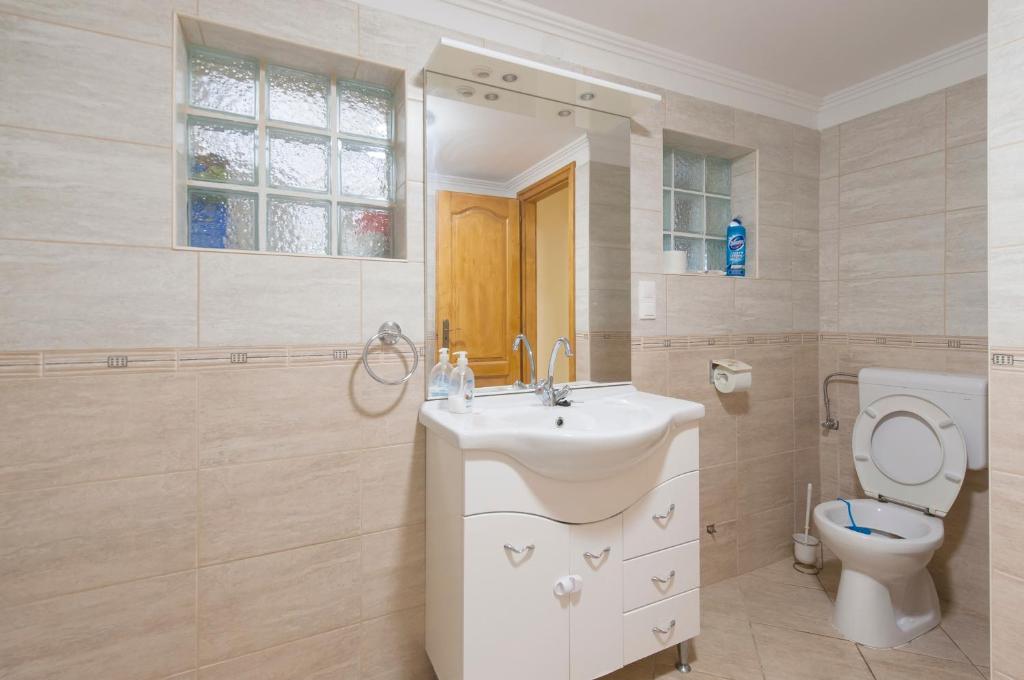 Kúpeľňa v ubytovaní Bier-Lak Apartman House 71