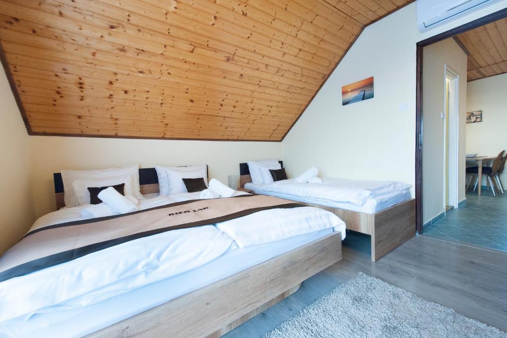 Een bed of bedden in een kamer bij Bier-Lak Apartman House 71
