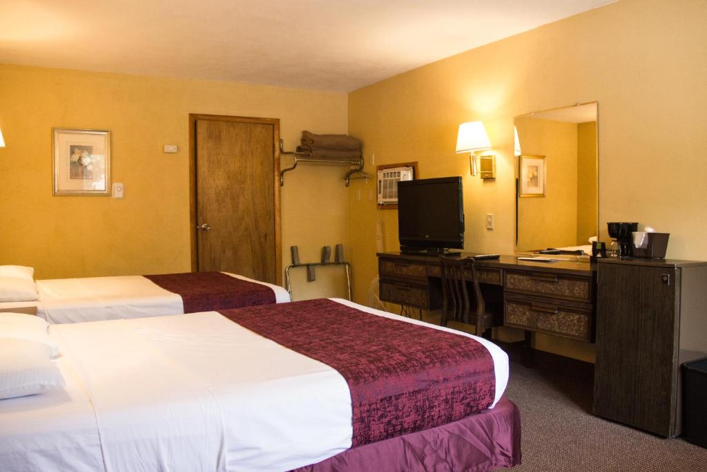 Postel nebo postele na pokoji v ubytování Fran Cove Motel