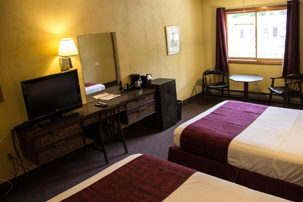 Postel nebo postele na pokoji v ubytování Fran Cove Motel