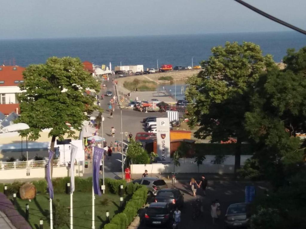 Elle offre une vue sur une rue avec un parking et l&#39;océan. dans l&#39;établissement Apartament Nich, à Mangalia