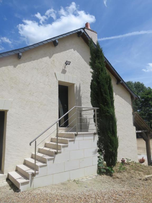 a building with a door and stairs on it at Le gîte de Ballage in Chemillé-sur-Dême