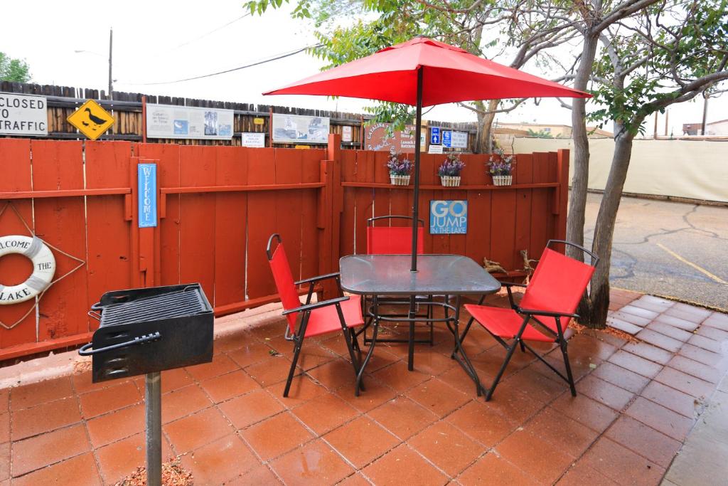 Patio nebo venkovní prostory v ubytování Red Rock Motel and Dam Motel