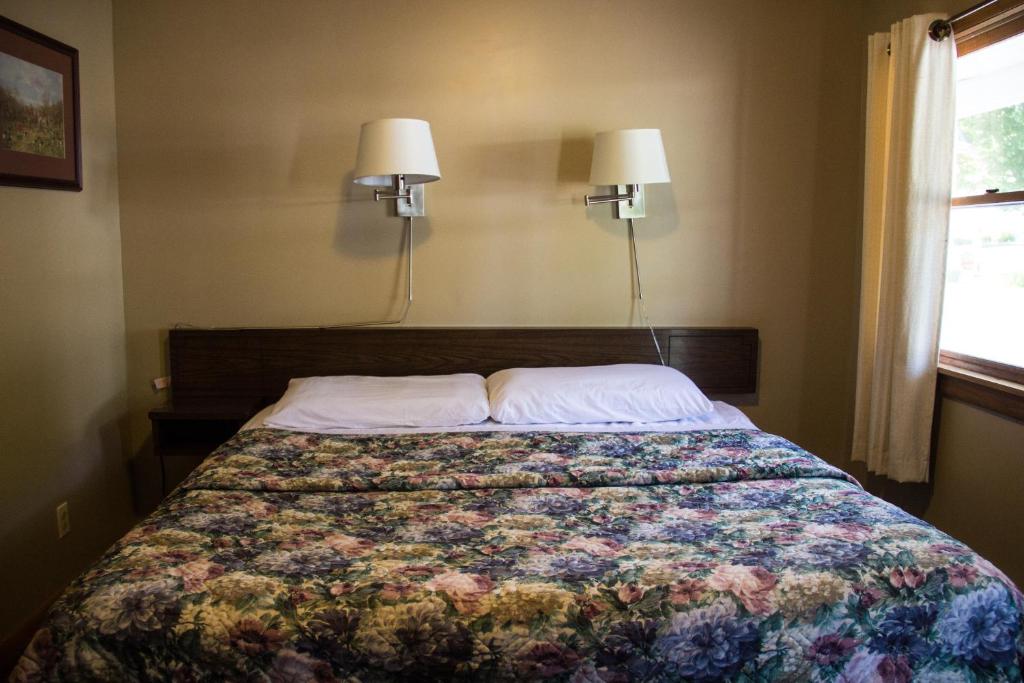 Postel nebo postele na pokoji v ubytování Fran Cove Motel
