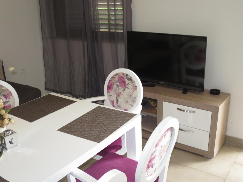Televízia a/alebo spoločenská miestnosť v ubytovaní Apartments Milica