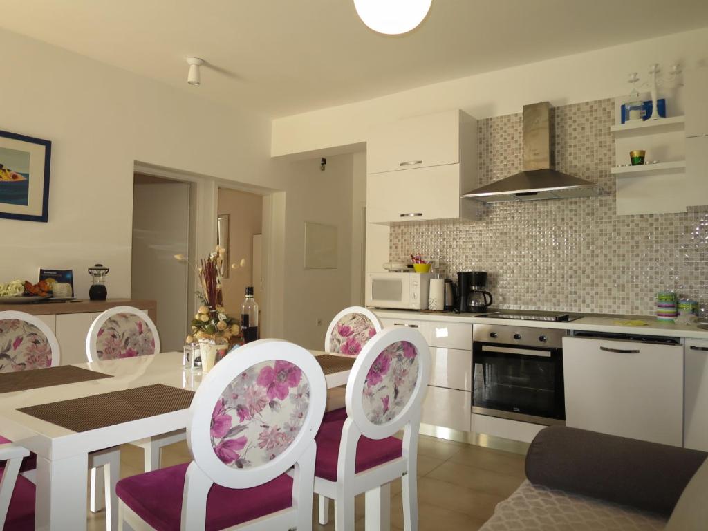 Kuchyňa alebo kuchynka v ubytovaní Apartments Milica