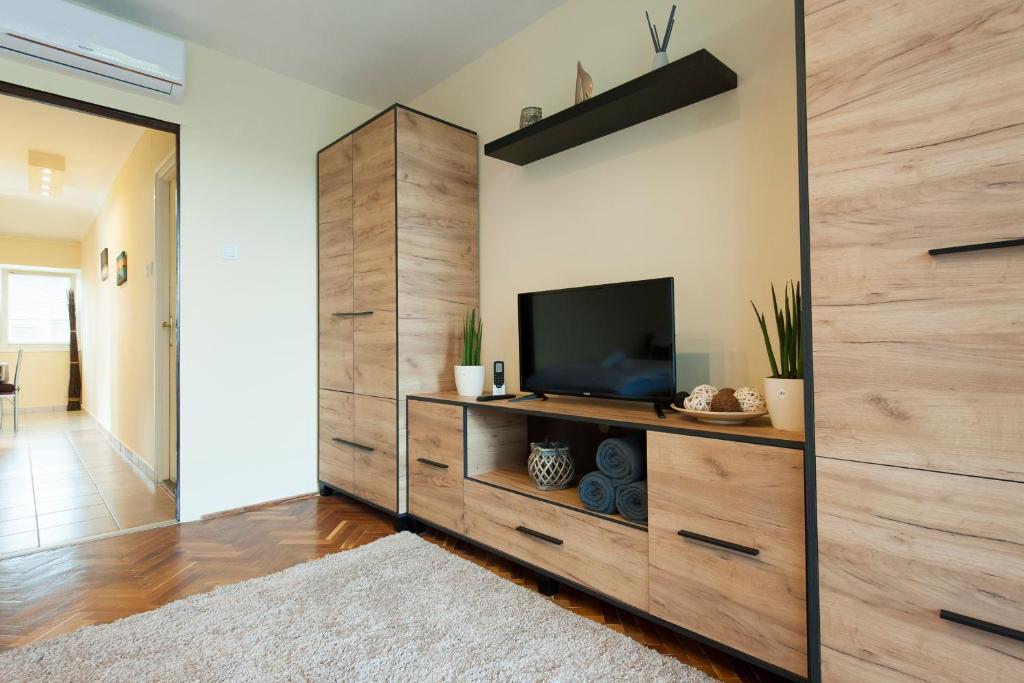 Televízia a/alebo spoločenská miestnosť v ubytovaní Bier-Lak Apartman House 71