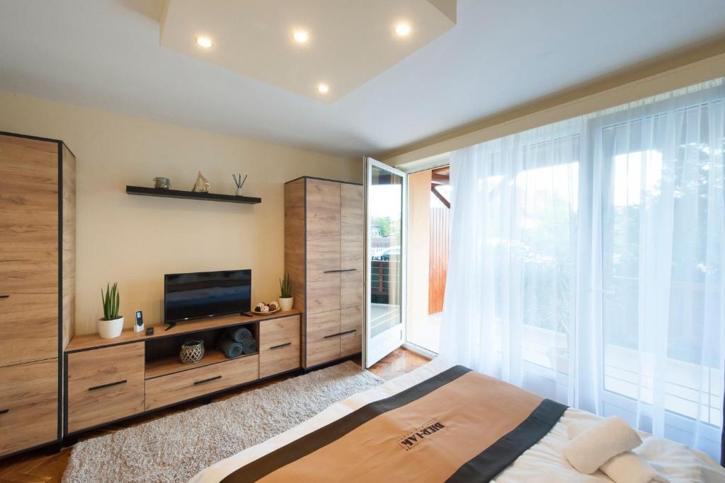 Televízia a/alebo spoločenská miestnosť v ubytovaní Bier-Lak Apartman House 71