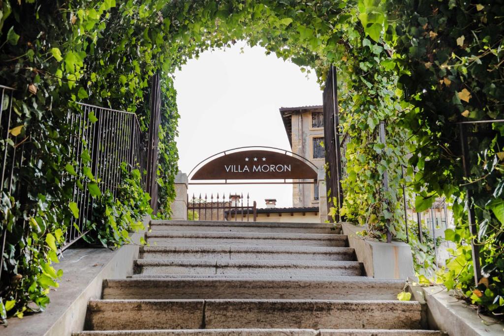 ネグラールにあるHotel Villa Moronの蔦のアーチのあるワイナリー入口