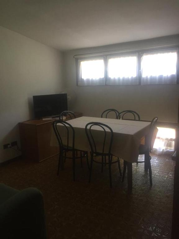 TV a/nebo společenská místnost v ubytování Camping Hotel Au Lac De Como