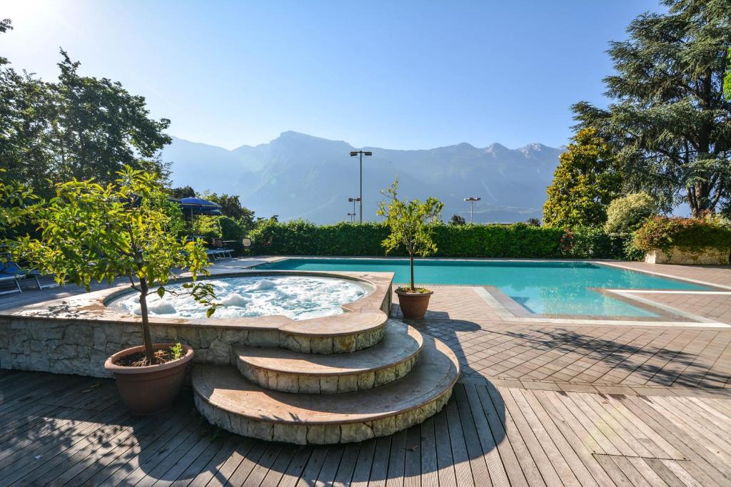 una piscina con fontana e scale accanto ad essa di Hotel Limone a Limone sul Garda