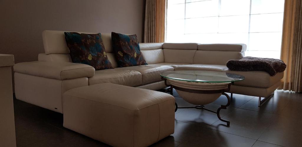 un soggiorno con divano e tavolo di Elite 1 a Koksijde