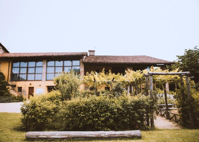 une maison avec un jardin en face d'un bâtiment dans l'établissement MARSAM locanda, à Bene Vagienna