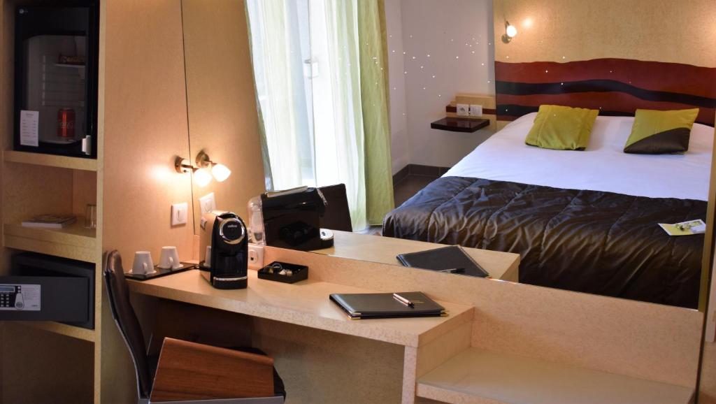 Postel nebo postele na pokoji v ubytování Logis Hôtel La Fauceille