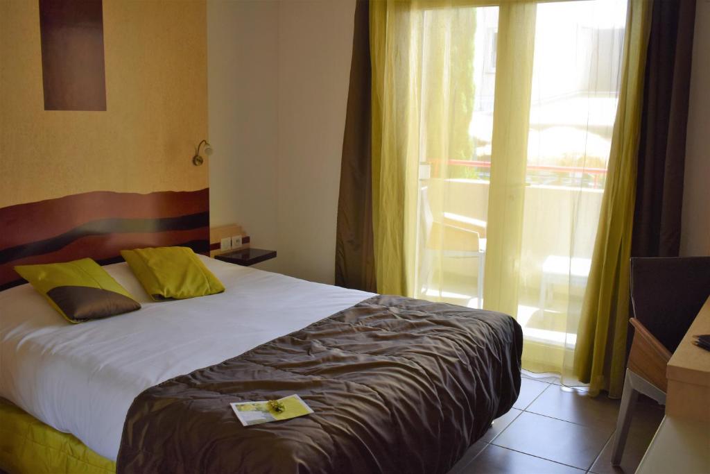 Postel nebo postele na pokoji v ubytování Logis Hôtel La Fauceille