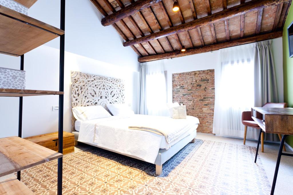 um quarto com uma cama e um loft em B&B LA CANEVA 951 em Chioggia