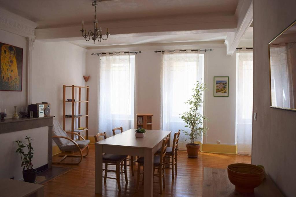 sala de estar con mesa de comedor y sillas en Séjour provençal en Dieulefit