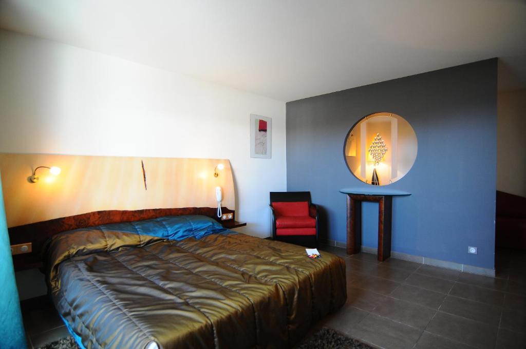 Postel nebo postele na pokoji v ubytování Logis Hôtel La Fauceille
