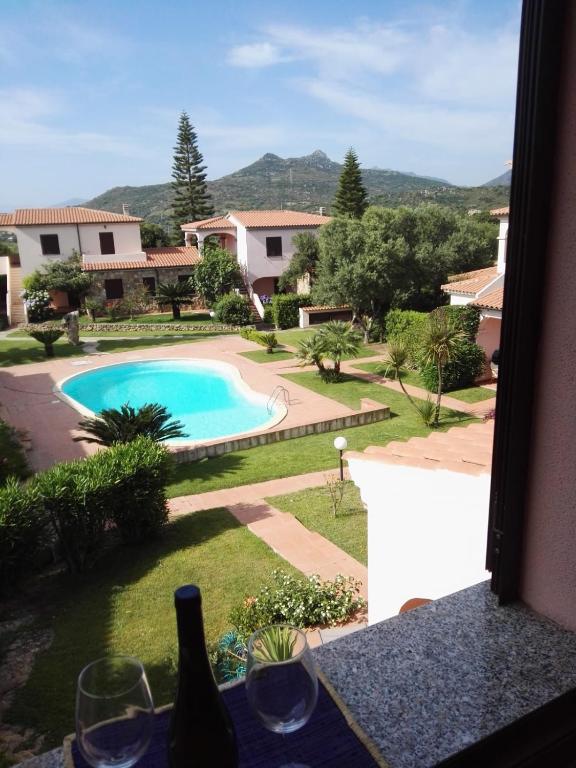 z balkonu willi z basenem w obiekcie appartamento con vista piscina w mieście San Teodoro