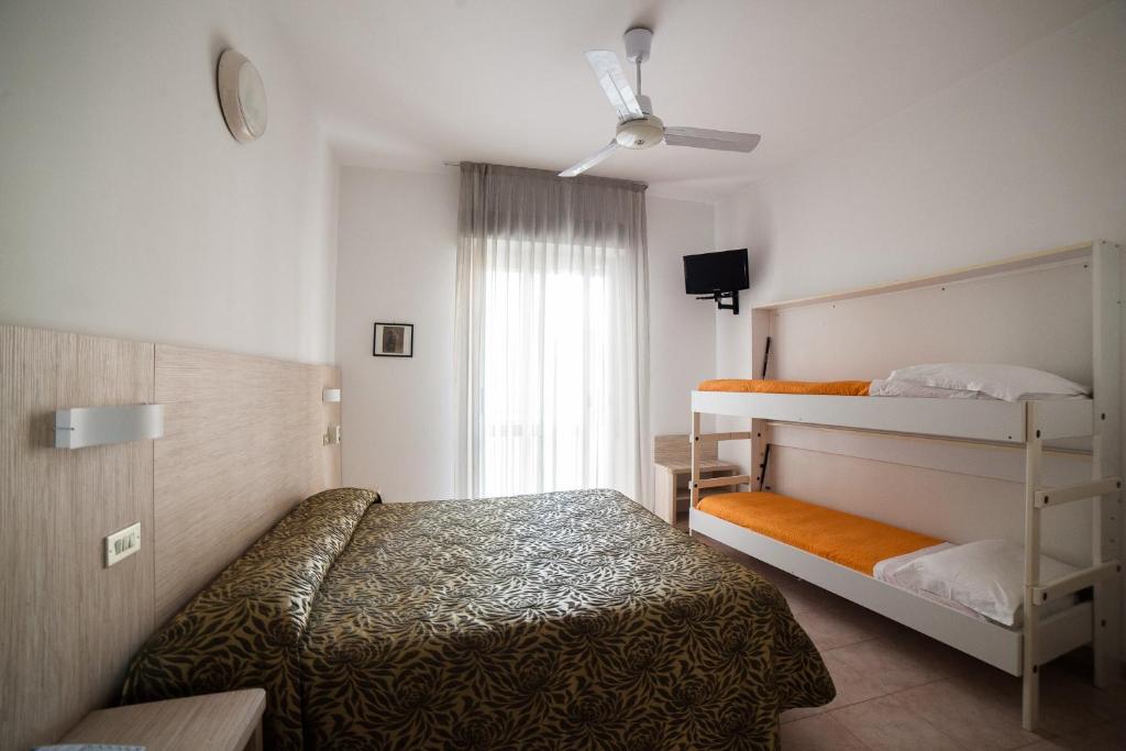 מיטה או מיטות קומותיים בחדר ב-Hotel Plaza