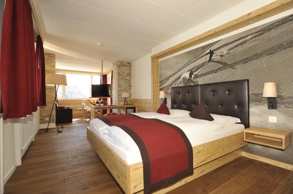 Postel nebo postele na pokoji v ubytování Blatter's Arosa Hotel & Bella Vista SPA