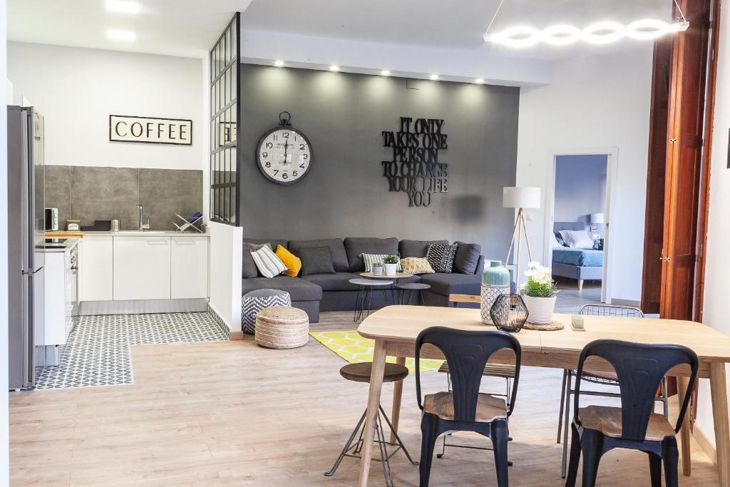 een keuken en een woonkamer met een tafel en stoelen bij Luxury Center Plaza Redonda in Valencia