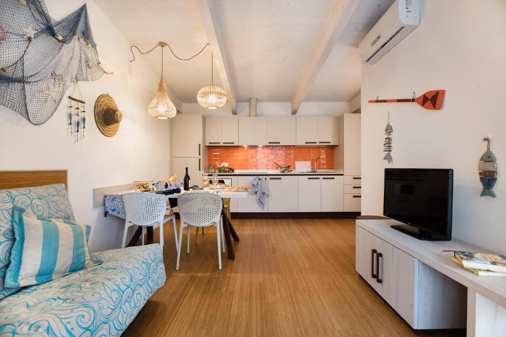 Кухня или мини-кухня в Lino delle Fate Eco Resort
