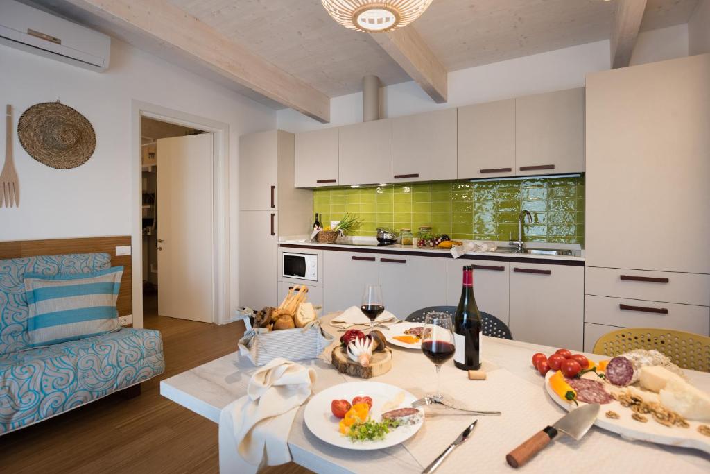 Кухня или мини-кухня в Lino delle Fate Eco Resort
