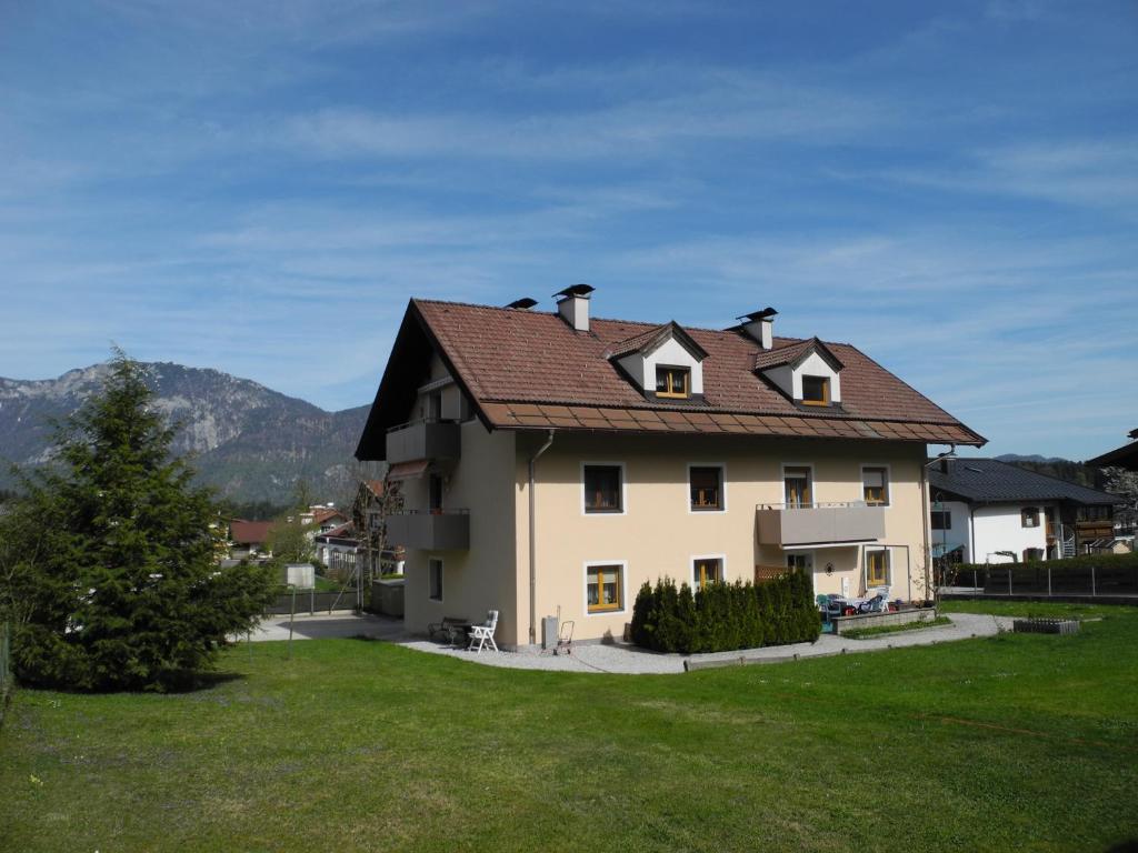 ein großes weißes Haus mit braunem Dach in der Unterkunft Ferienwohnung Fill in Bad Häring