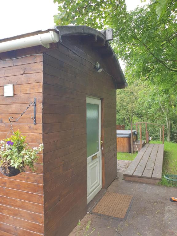 Gallery image of Shepard's Hut With Hot tub in Airdrie