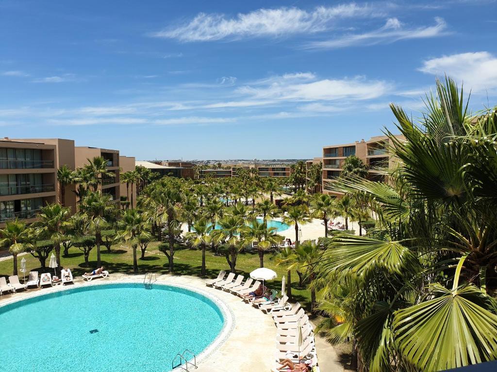 Bazén v ubytování Apartamento Salgados Beach nebo v jeho okolí