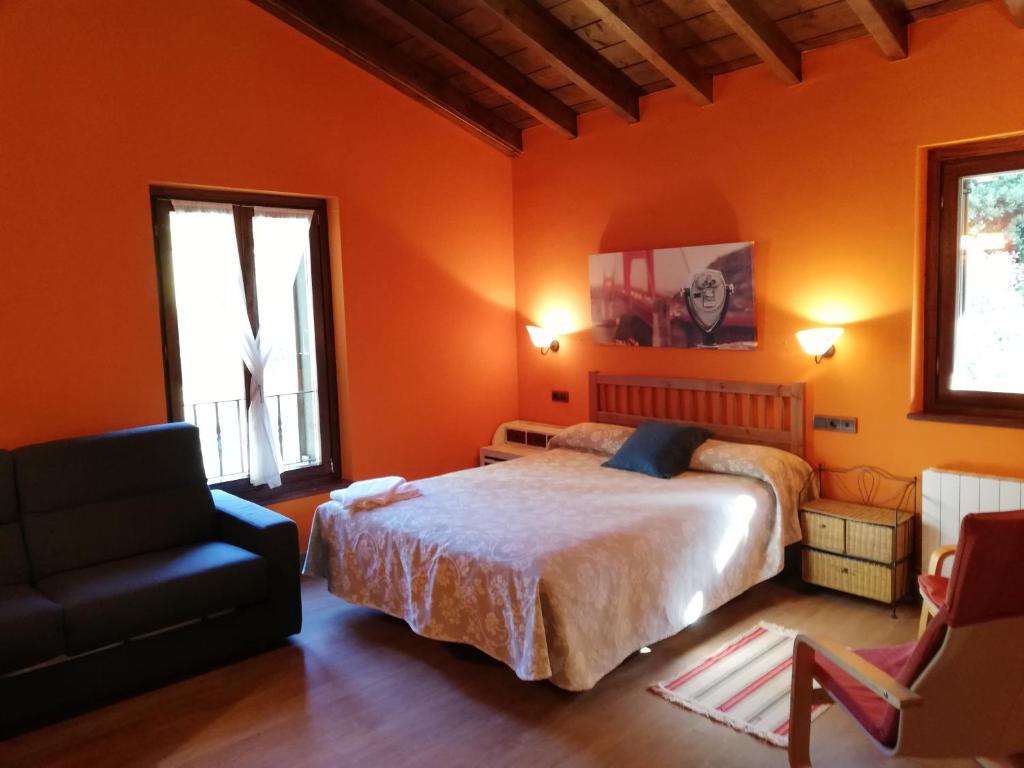 Postel nebo postele na pokoji v ubytování EcoHotel Rural Angiz