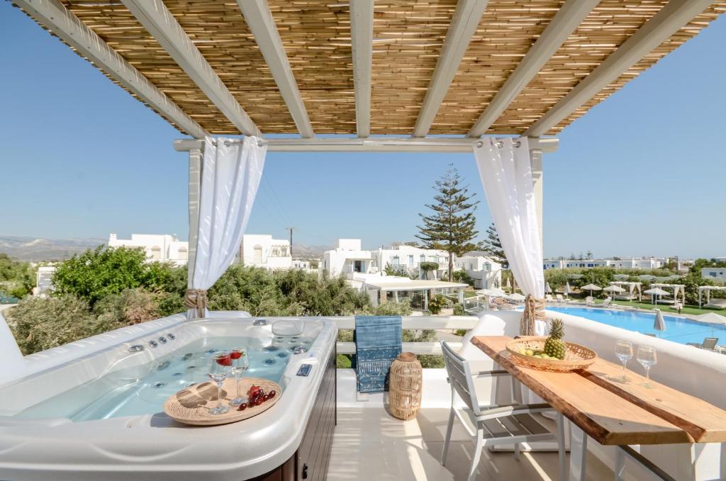 Bazén v ubytovaní Naxos Nature Suites alebo v jeho blízkosti