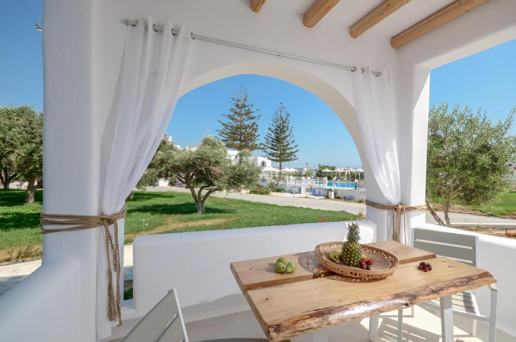 Vonkajšia záhrada v ubytovaní Naxos Nature Suites