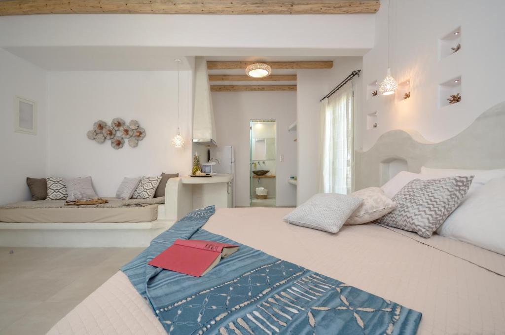 Posteľ alebo postele v izbe v ubytovaní Naxos Nature Suites