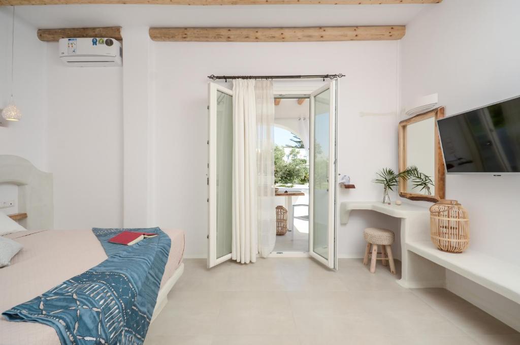 Televízia a/alebo spoločenská miestnosť v ubytovaní Naxos Nature Suites