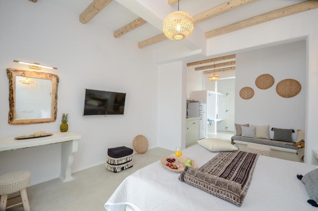 Televízia a/alebo spoločenská miestnosť v ubytovaní Naxos Nature Suites