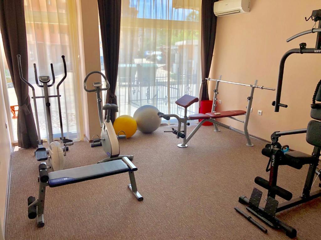 The fitness centre and/or fitness facilities at Sunny Beauty Palace Hotel