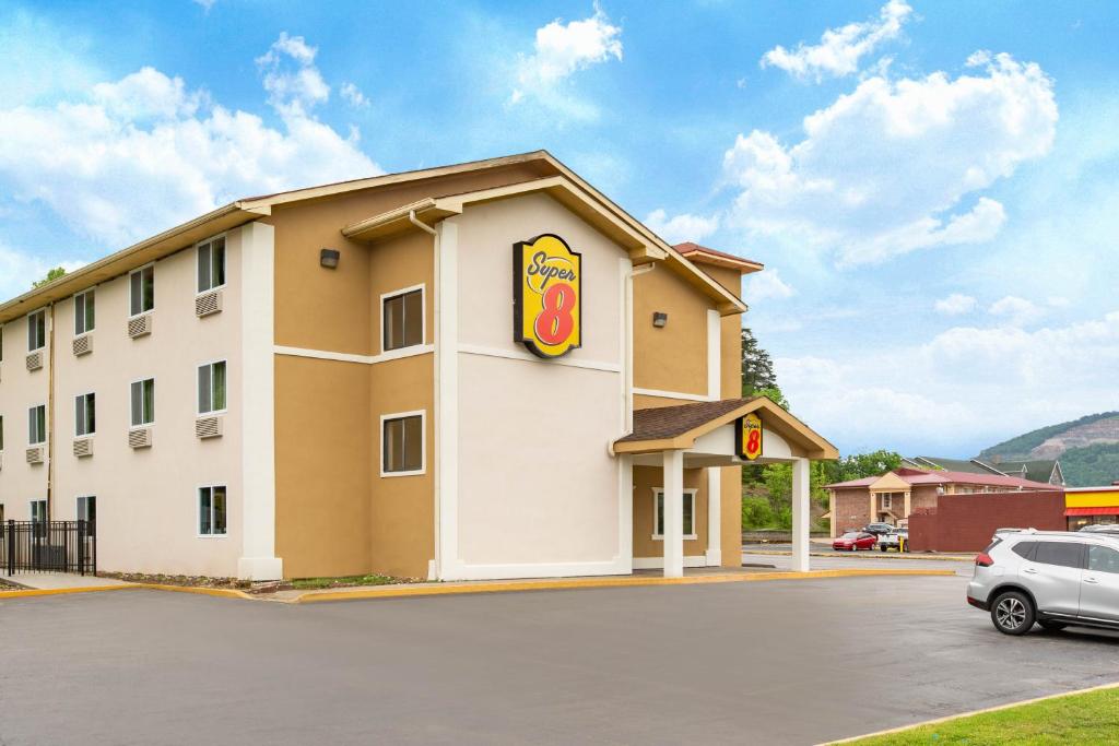 Super 8 by Wyndham Chattanooga Lookout Mountain TN photo
