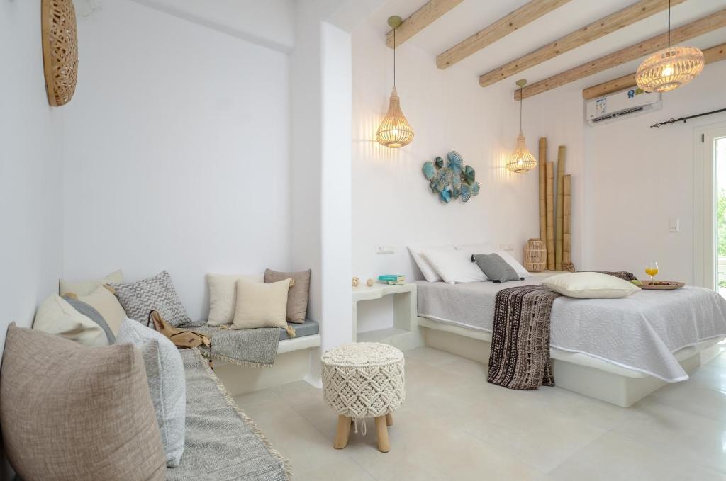 Posteľ alebo postele v izbe v ubytovaní Naxos Nature Suites