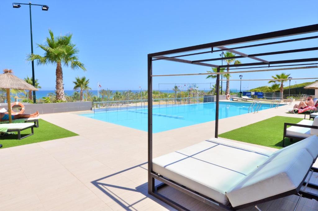 Bazén v ubytování Beachfront Luxury Apartments by NRAS nebo v jeho okolí