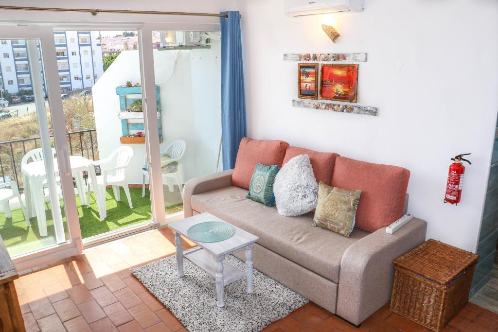 a living room with a couch and a table at Casa Bambu Luz in Luz